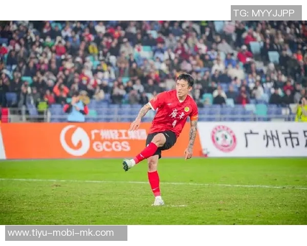 姜至鹏强行阻止主裁判出牌引发争议广东省港杯点球判罚引发热议 姜至鹏强行阻止主裁判出牌引发争议广东省港杯点球判罚引发热议